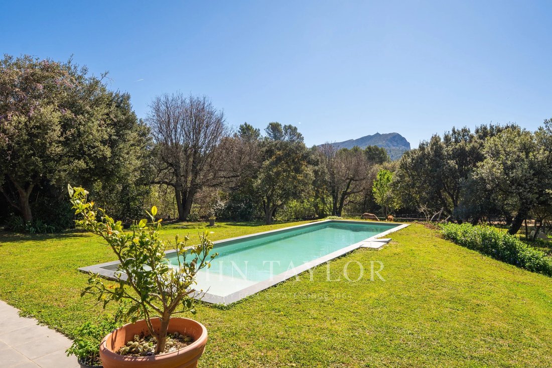 Estate in Saint-Marc-Jaumegarde, Provence-Alpes-Côte d'Azur, France 3 - 17671414