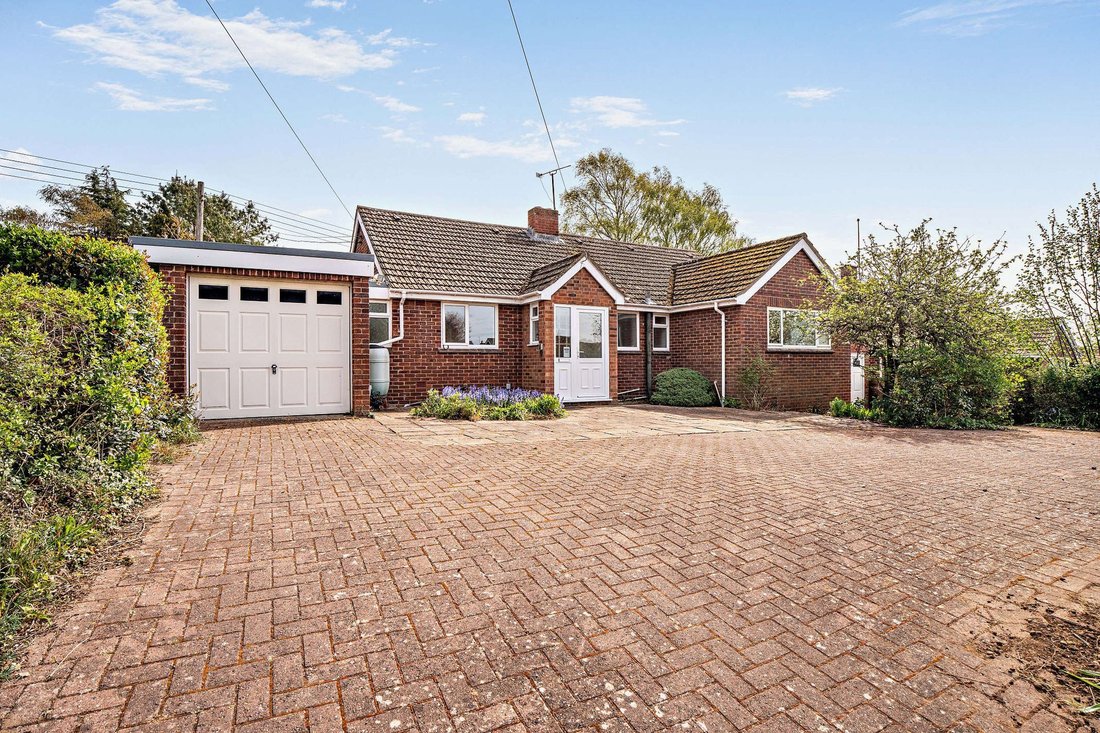 Bungalow in Twyning, England 2 - 17669975
