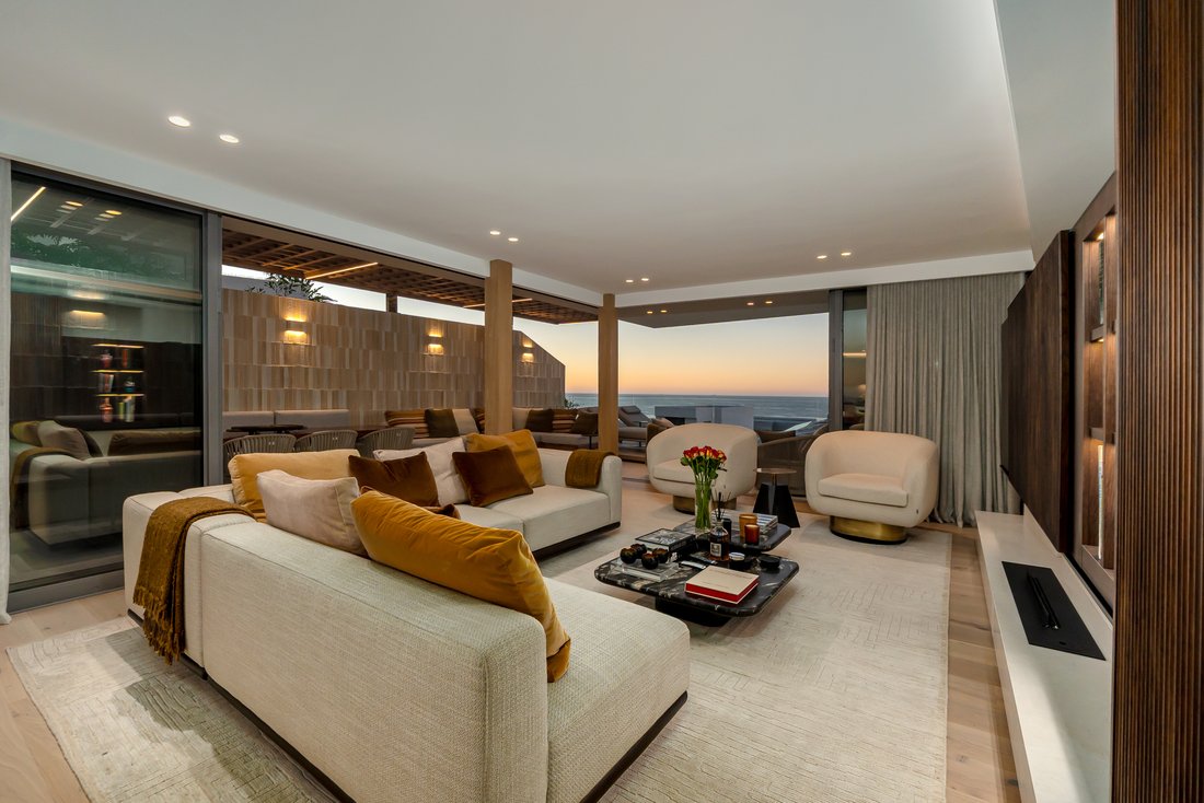 Apartment in Bantry Bay, Atlantic Seaboard, Cape Town 1 - 17671804