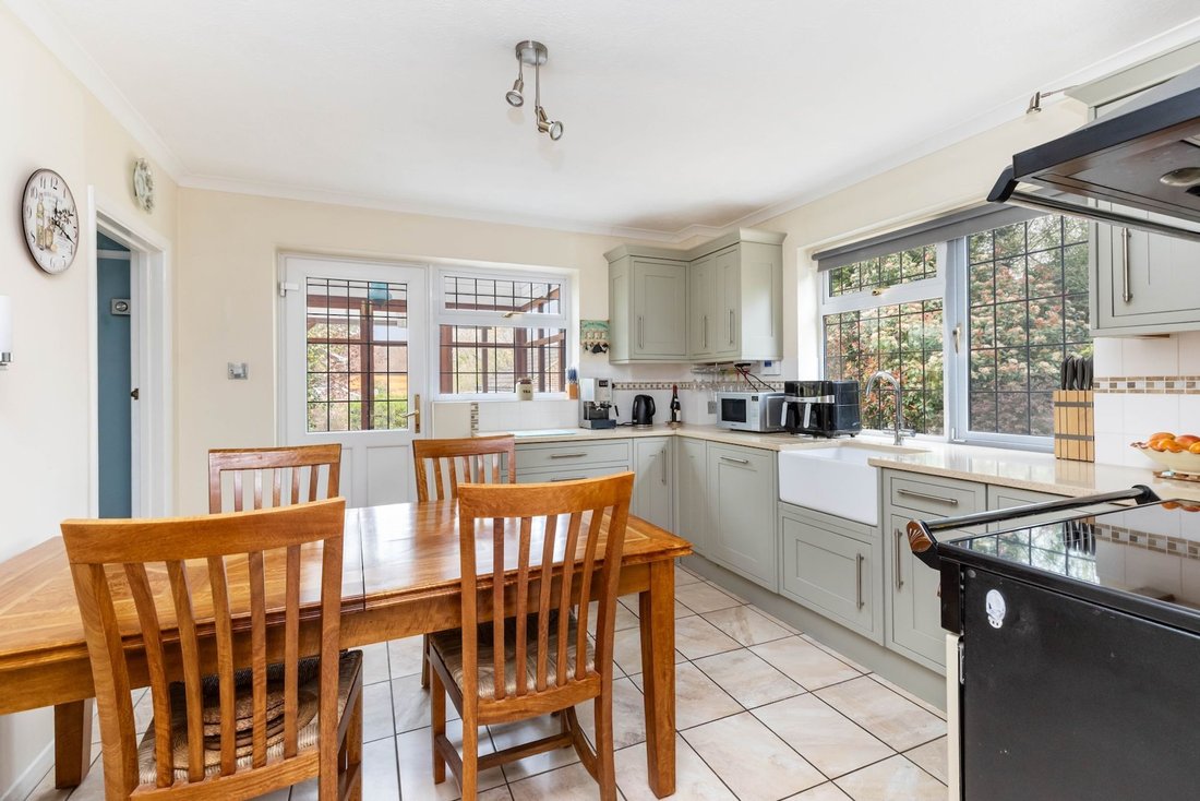 House in Horsham, England 4 - 17671461