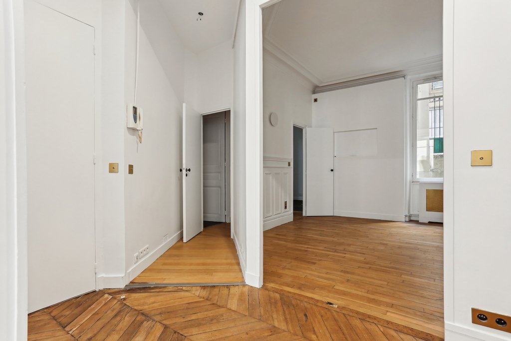 Apartment in Triangle d'Or, Paris 8e Arrondissement, Paris 4 - 13936169