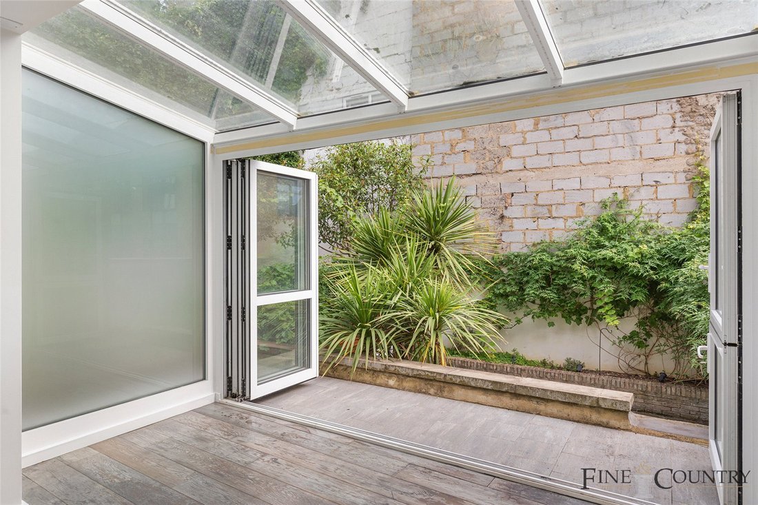 Apartment in Brondesbury, Brent, England 3 - 17676941