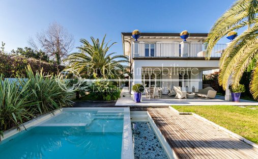 Villa in Vittoria Apuana, Forte dei Marmi, Tuscany 1