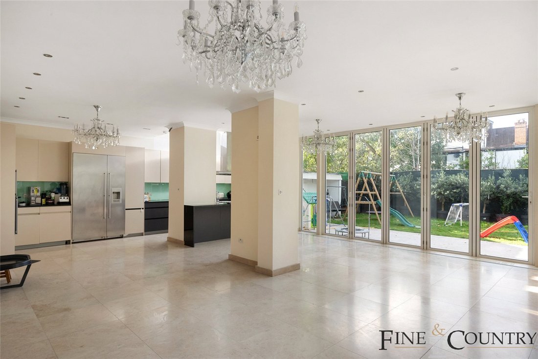 House in Brondesbury Park, Brent, England 2 - 17676875