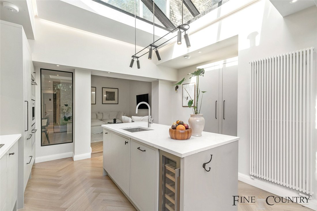 Apartment in Brondesbury, Brent, England 5 - 17676933