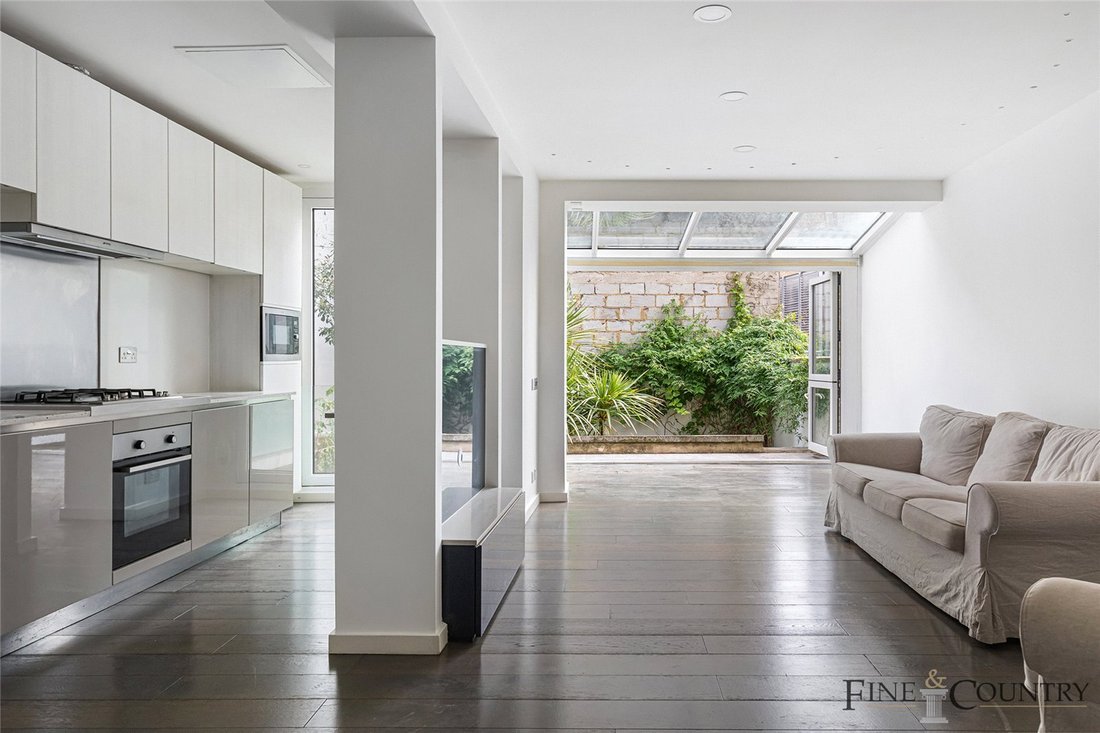 Apartment in Brondesbury, Brent, England 2 - 17676941