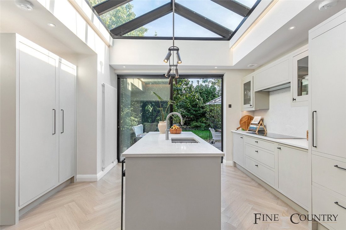 Apartment in Brondesbury, Brent, England 3 - 17676933