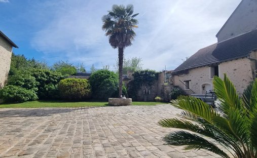Estate in Ballainvilliers, Ile-de-France, France 1