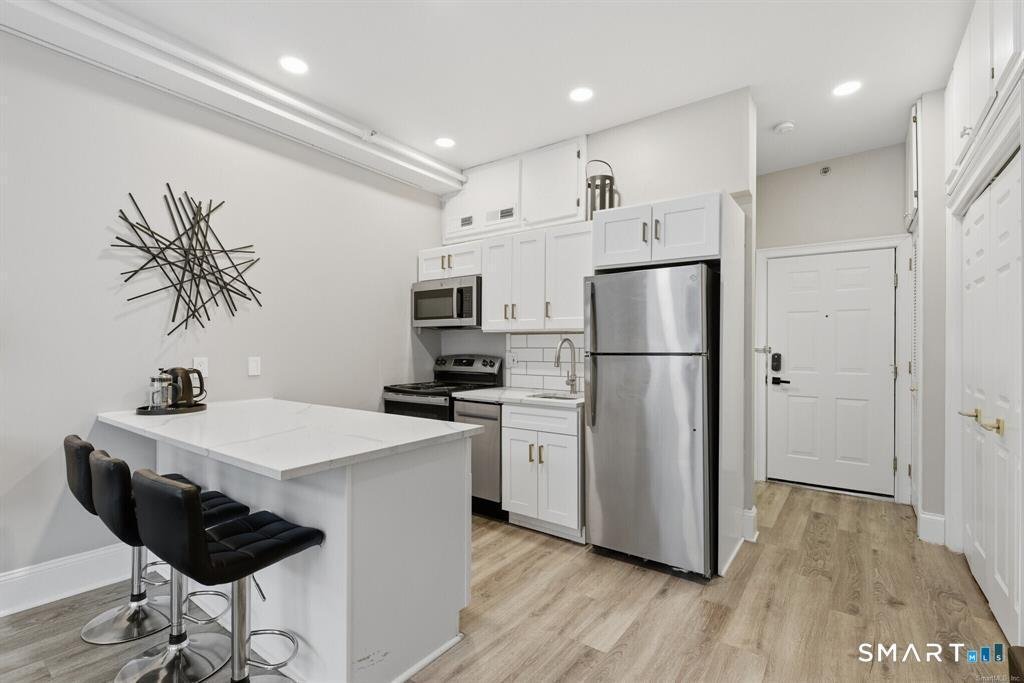New Haven, Connecticut, United States 4 - 17678329