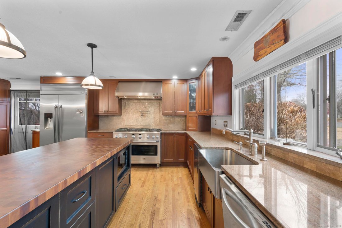 House in Trumbull, Connecticut, United States 4 - 17677932