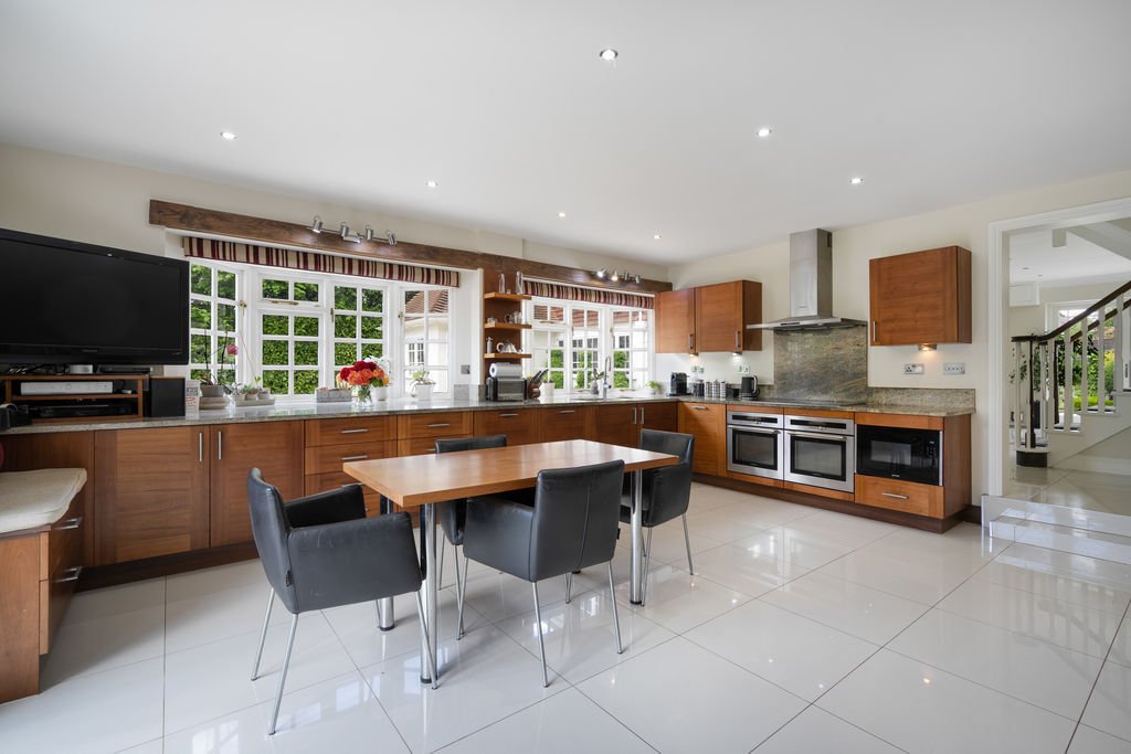 House in Windlesham, England 3 - 17682972