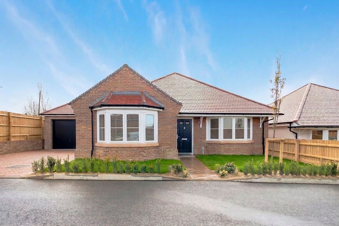 Bungalow in Uckfield, England, United Kingdom 1 - 16937897