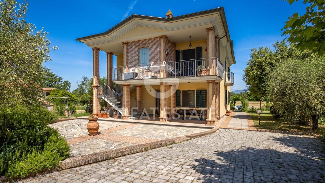 Villa in Castiglione del Lago, Umbria, Italy 1 - 17685712