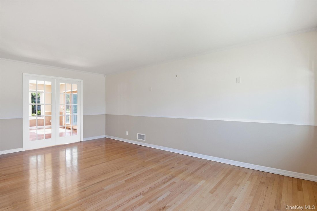 House in East Meadow, New York, United States 4 - 17688510