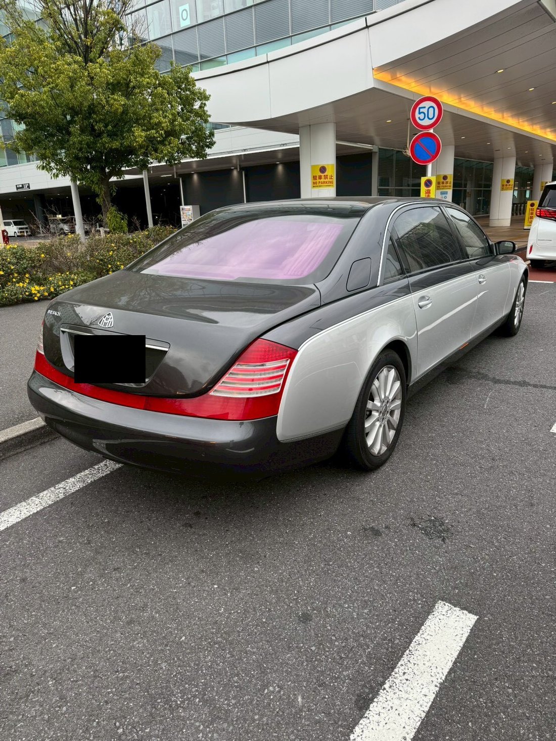 Sedan in Shinjuku City, Japan 4 - 17689342