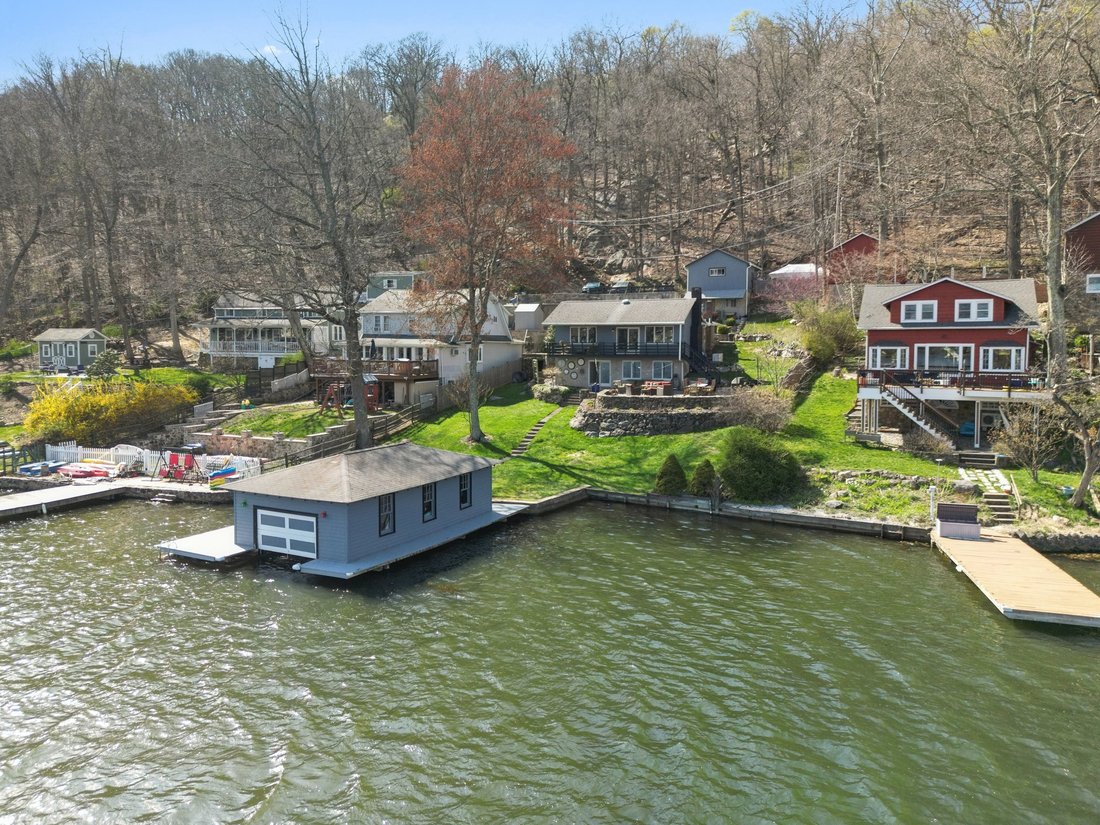 Hopatcong, New Jersey, United States 3 - 17690401