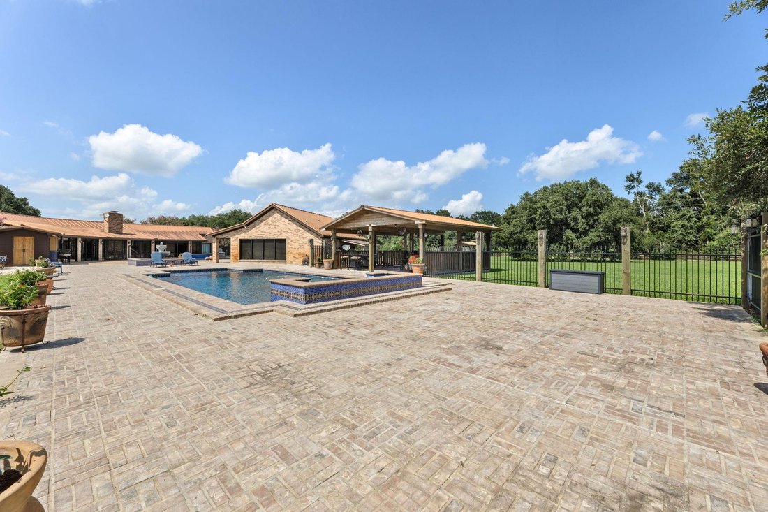 House in Angleton, Texas, United States 4 - 17690288