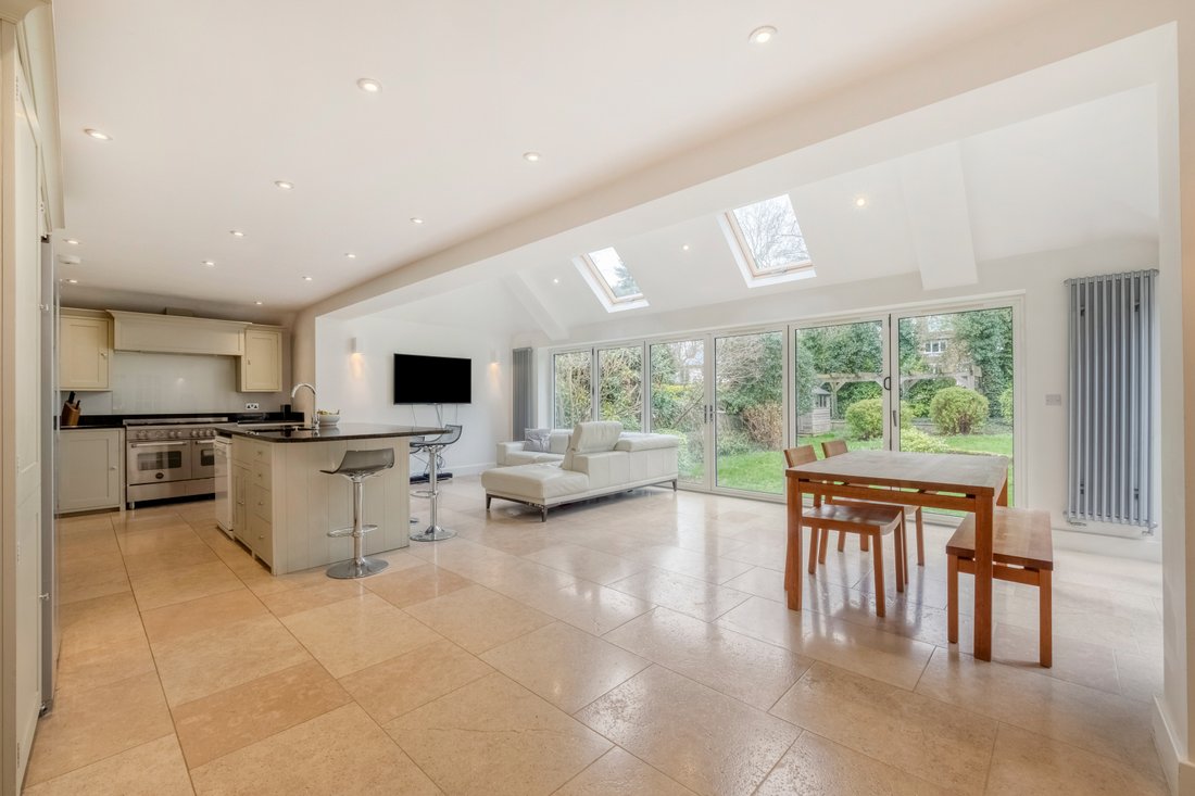 House in Tattenham Corner, Epsom and Ewell, England 3 - 17690452