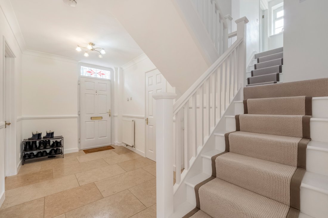 House in Tattenham Corner, Epsom and Ewell, England 2 - 17690452
