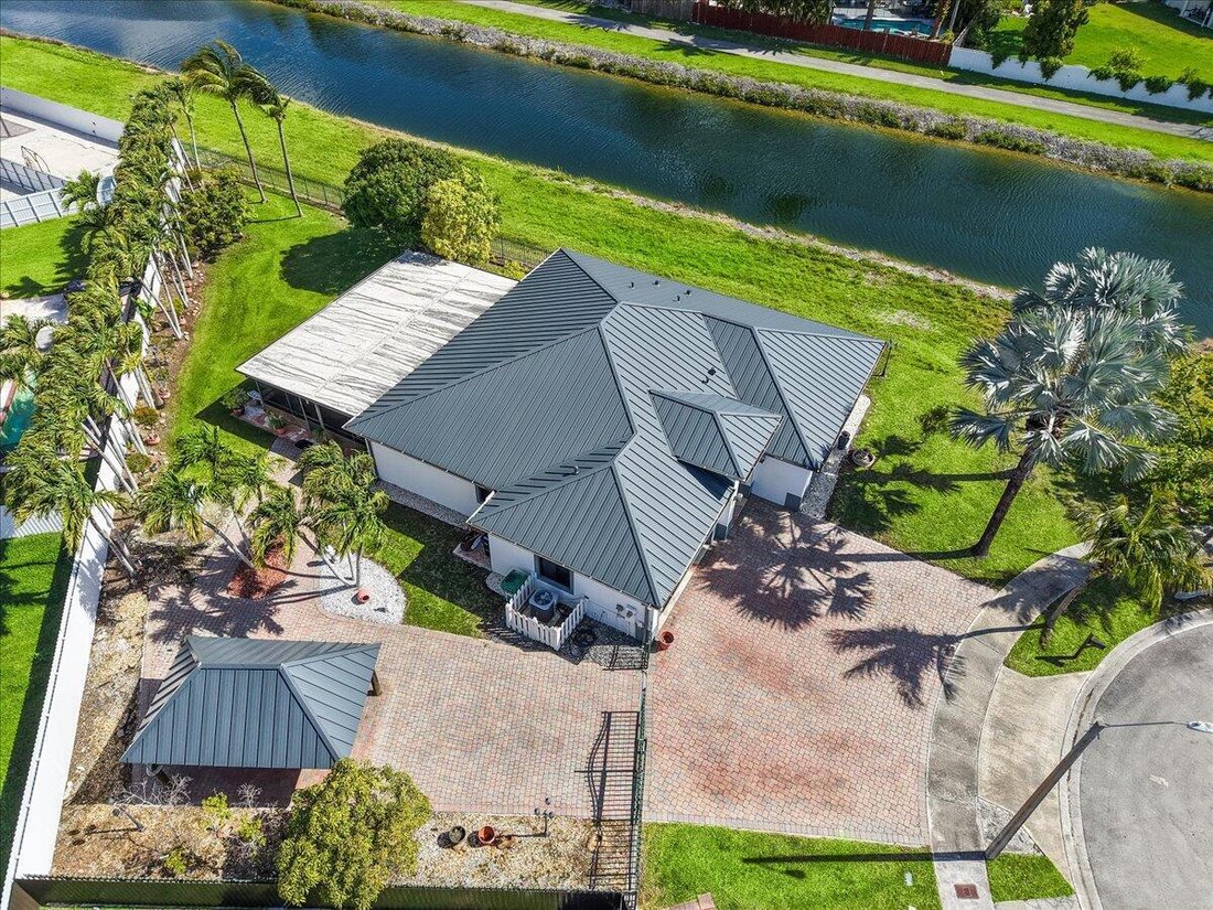 House in Miami, Florida, United States 1 - 17689952