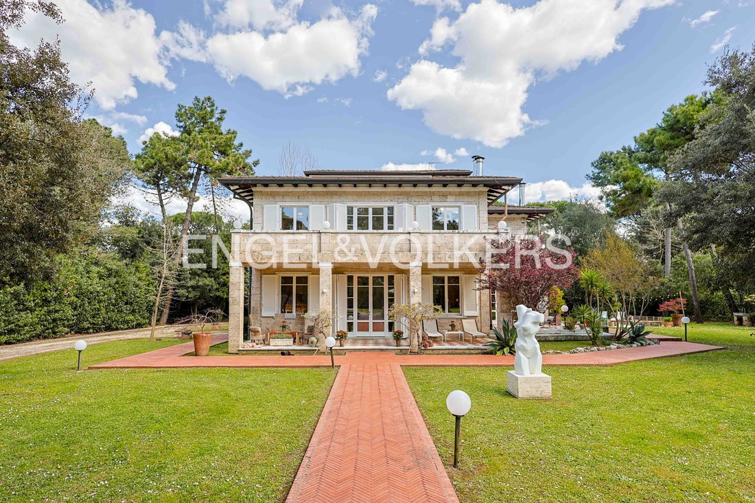 Villa in Ronchi, Massa, Italy 1 - 17690805