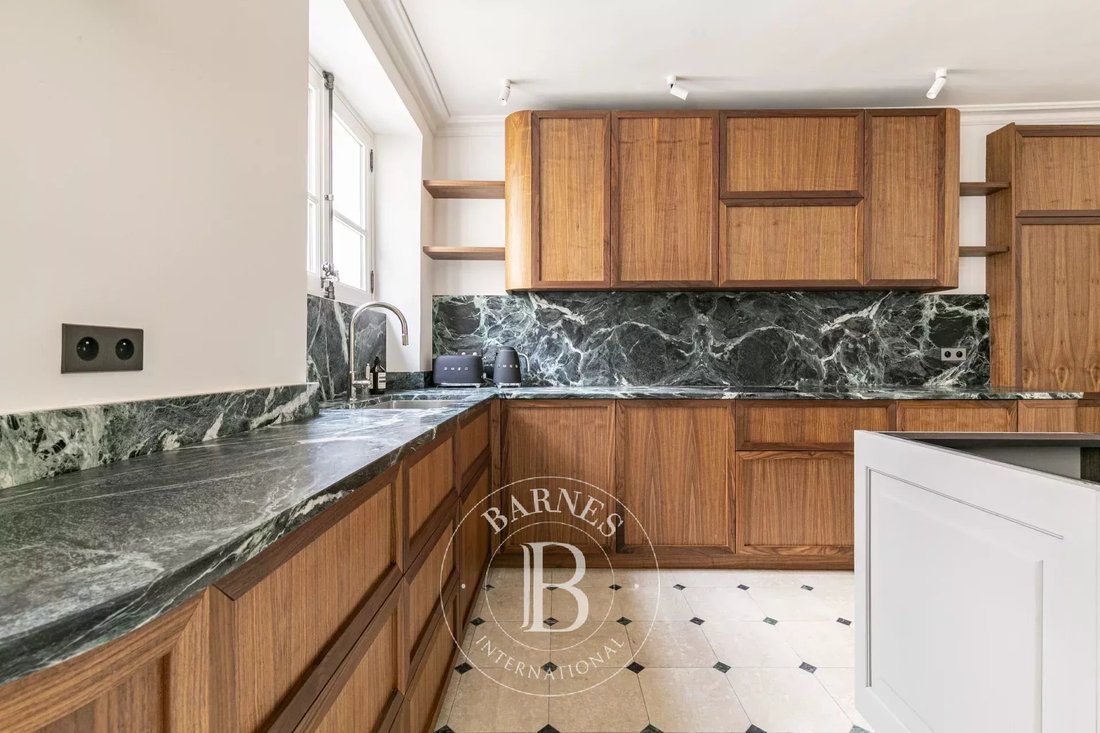 Apartment in Saint Thomas d'Aquin, Paris 7e Arrondissement, Paris 2 - 17690837
