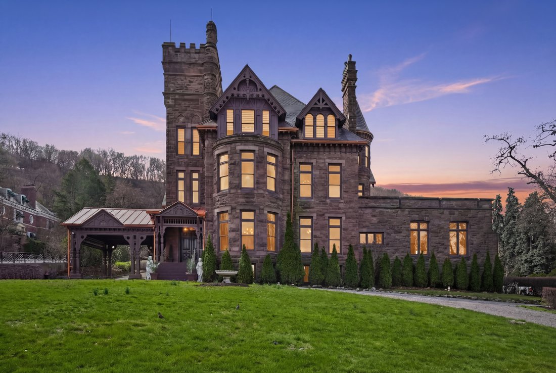 Castle in Hamilton, Ontario, Canada 1 - 17692373