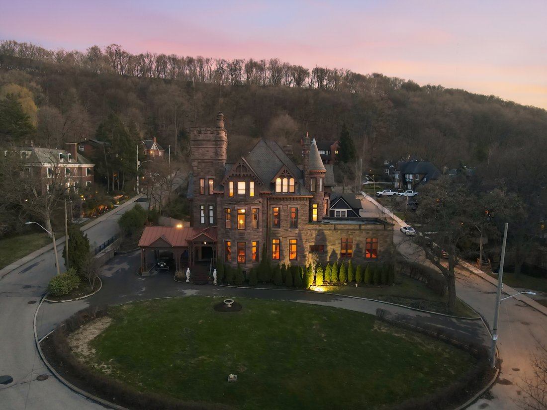Castle in Hamilton, Ontario, Canada 4 - 17692373