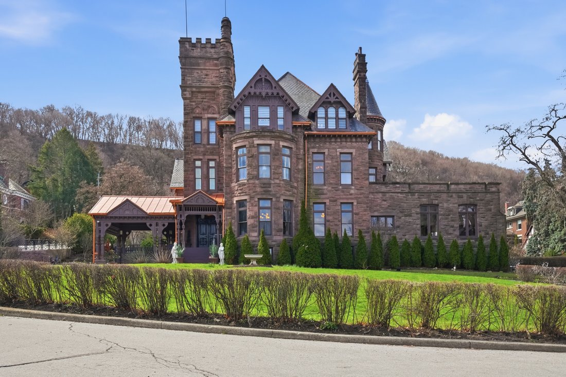 Castle in Hamilton, Ontario, Canada 2 - 17692373