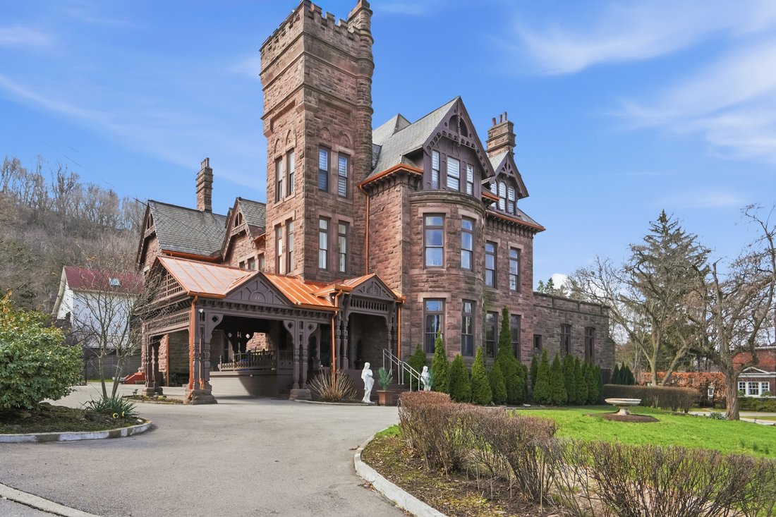 Castle in Hamilton, Ontario, Canada 3 - 17692373