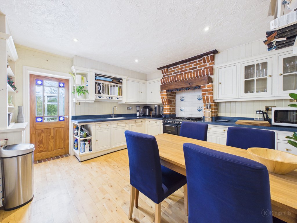 House in Downley, England 5 - 17694174