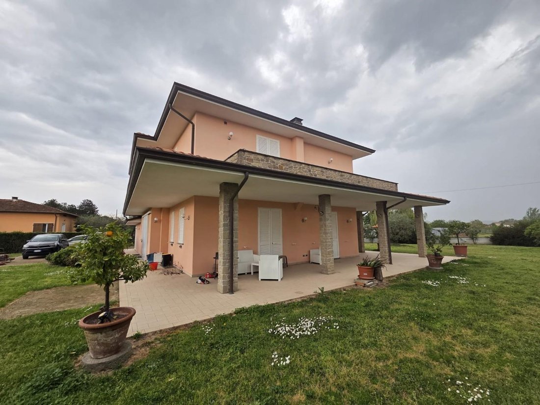 Villa in Center, Capannori, Tuscany 1 - 17697227
