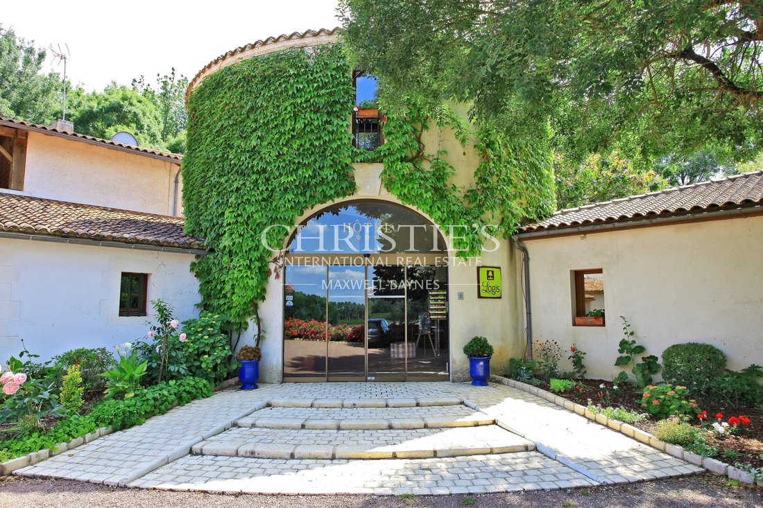Estate in Pons, Nouvelle-Aquitaine, France 1 - 17694932