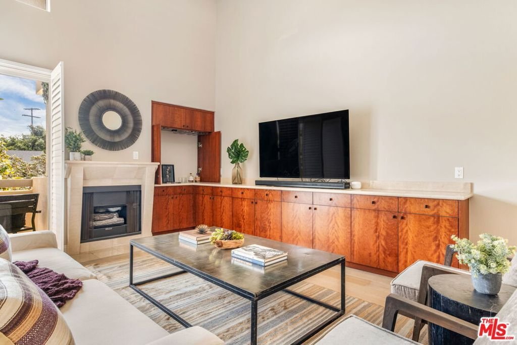 Condo in Los Angeles, California, United States 3 - 17696483
