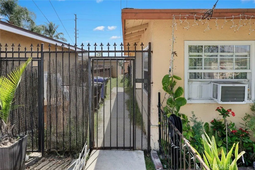 Whittier, California, United States 4 - 16521604