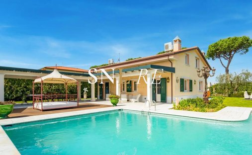 Villa in Pietrasanta, Tuscany, Italy 1