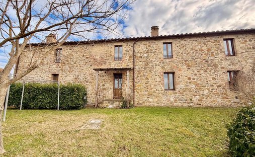 Estate in Montalcino, Tuscany, Italy 1