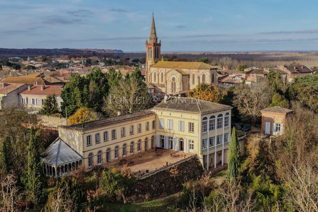 Castle in Verdun-sur-Garonne, Occitania, France 1 - 17701974
