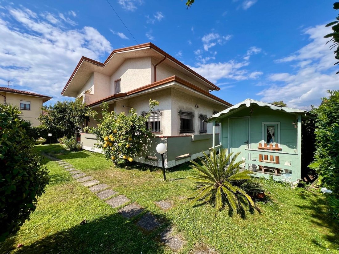 Villa in Marina di Massa Centro, Massa, Italy 1 - 17717807