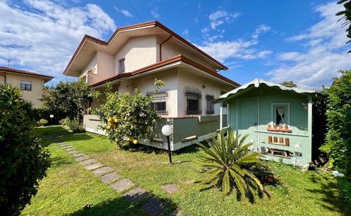 Villa in Marina di Massa Centro, Massa, Italy 1