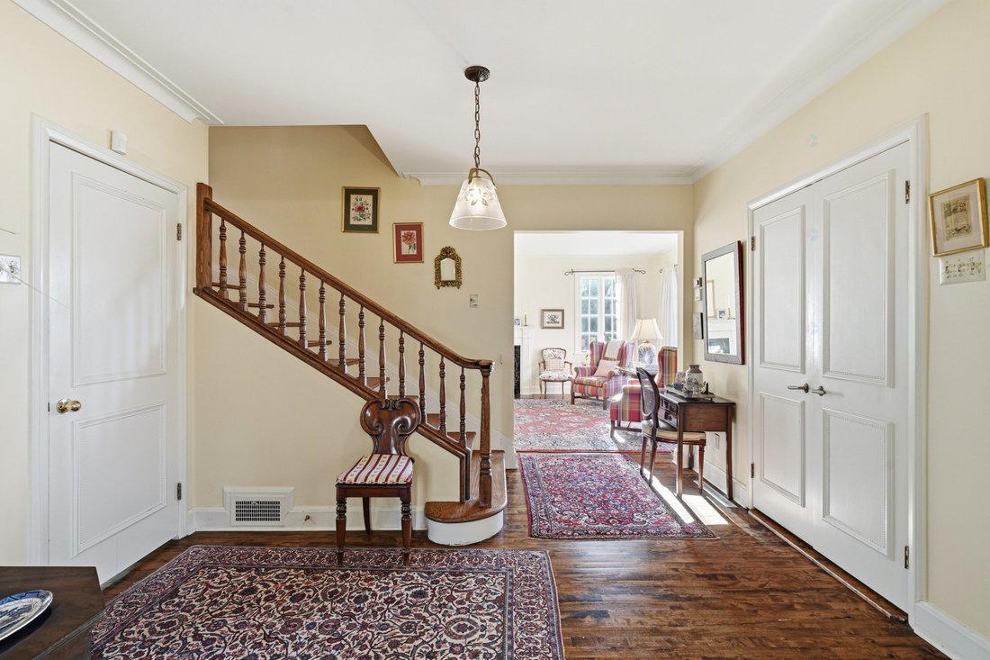 House in Mount Royal, Quebec, Canada 5 - 16801475