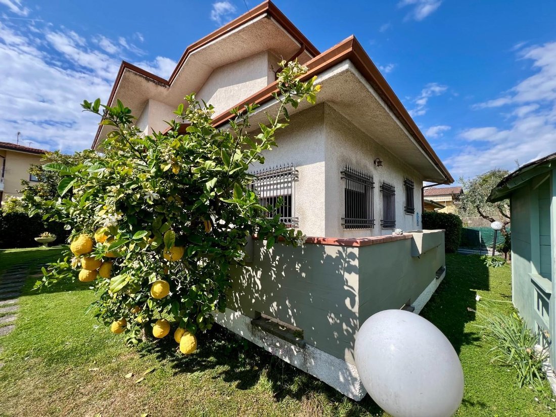 Villa in Marina di Massa Centro, Massa, Italy 2 - 17717807