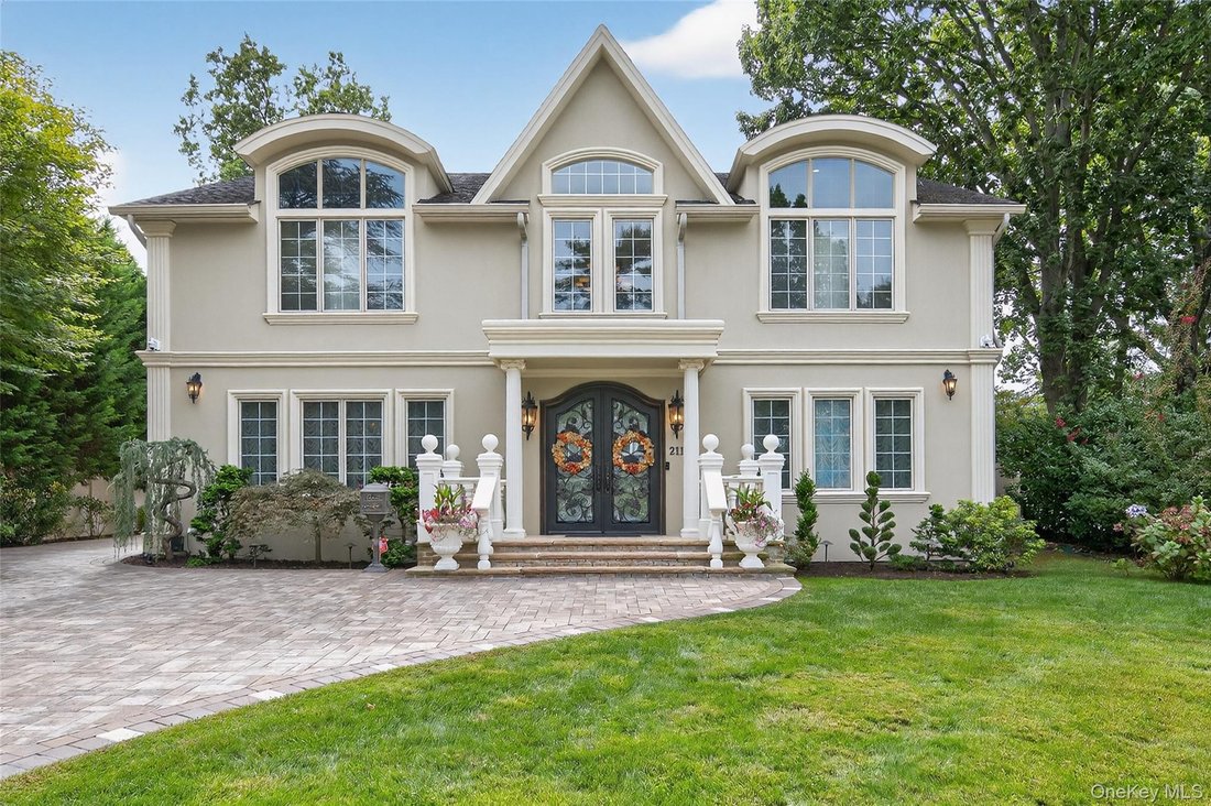 House in Albertson, New York, United States 1 - 17702816