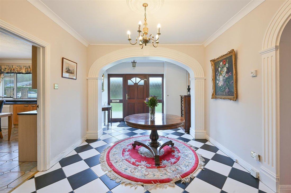 Bungalow in Kingswood, Reigate and Banstead, England 2 - 17710241