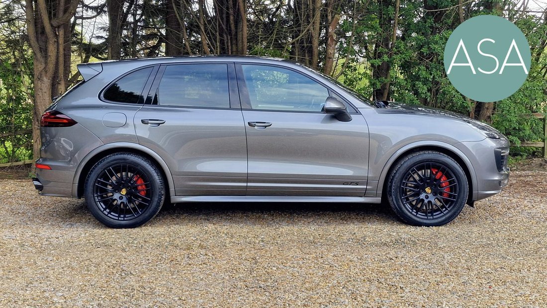 Suv in Cowfold, United Kingdom 5 - 17706272