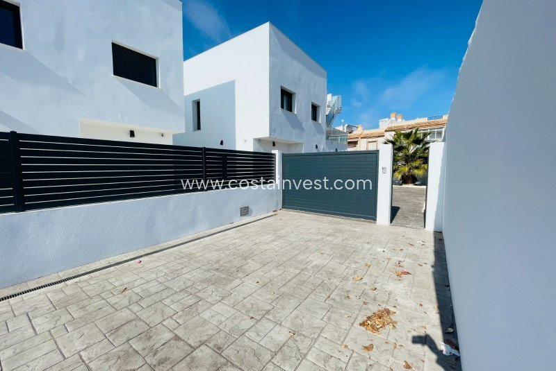 Villa in Torrevieja, Valencian Community, Spain 2 - 17695434