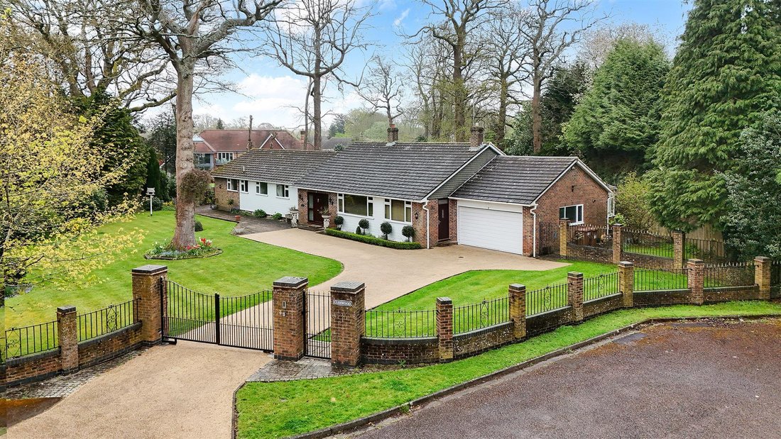 Bungalow in Kingswood, Reigate and Banstead, England 1 - 17710241