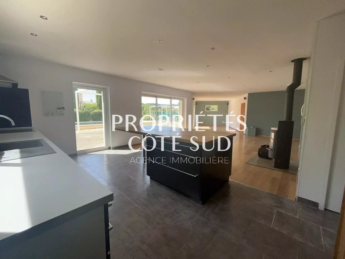 Villa in Pujaut, Occitania, France 4 - 17708725