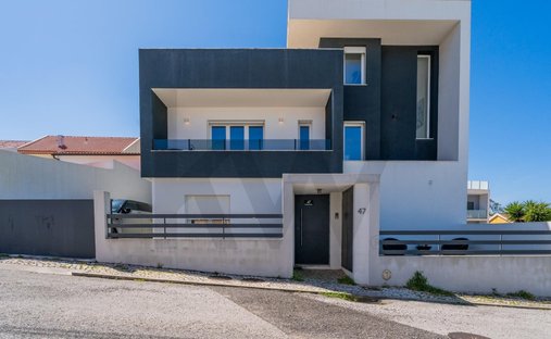 House in Ramada e Canecas, Lisbon, Portugal 1