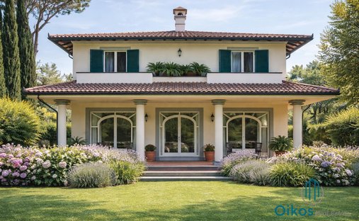 Villa in Vittoria Apuana, Forte dei Marmi, Tuscany 1